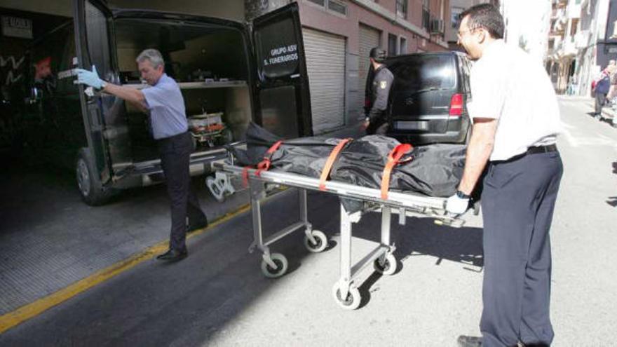 El cadáver de la joven apuñalada ayer en Elche, cuando era trasladado al Instituto de Medicina Legal.