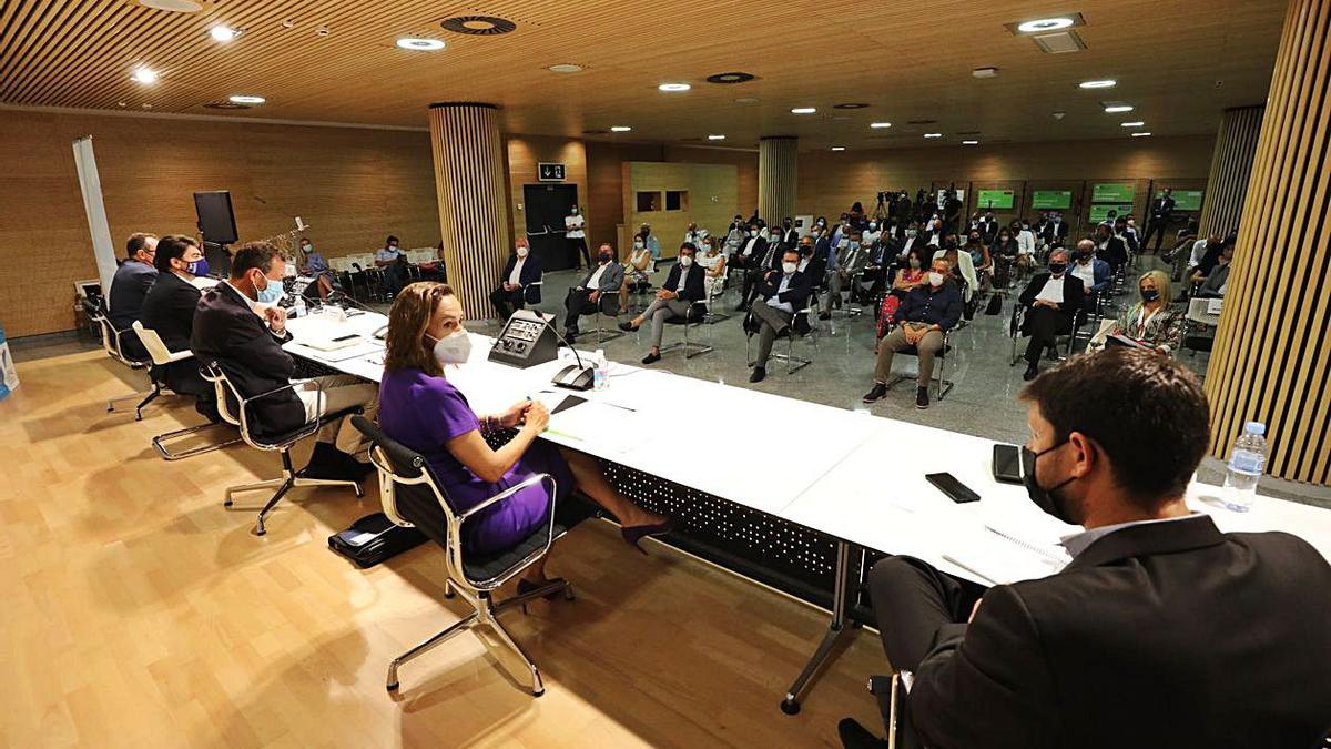 El tercer encuentro del ciclo organizado por Uepal se celebró en el aeropuerto, a mitad de camino de ambas ciudades, una de las áreas urbanas más potentes de España.