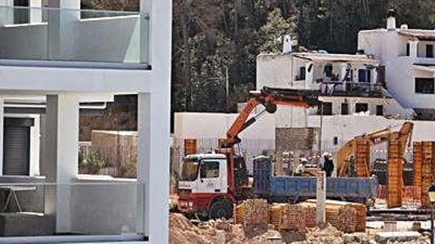 Edificios en construcción en Cala Vedella.