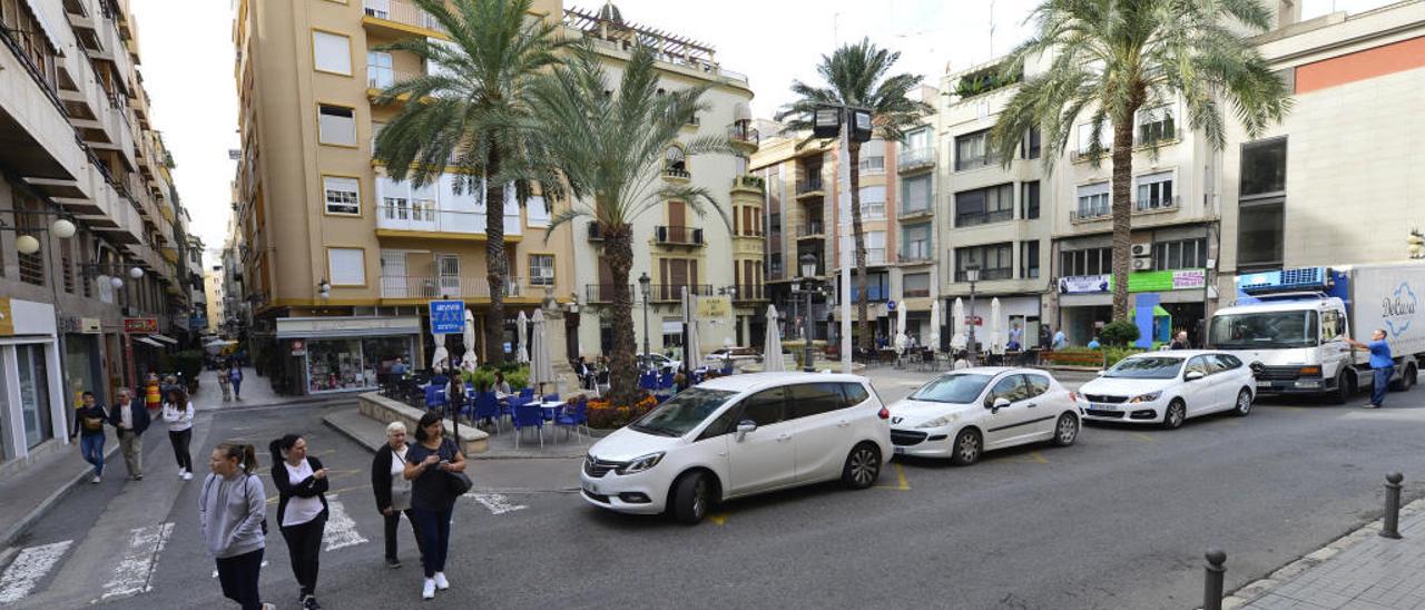 La céntrica plaza de la Merced se contagia del cierre de establecimientos comerciales en el casco histórico de la ciudad.