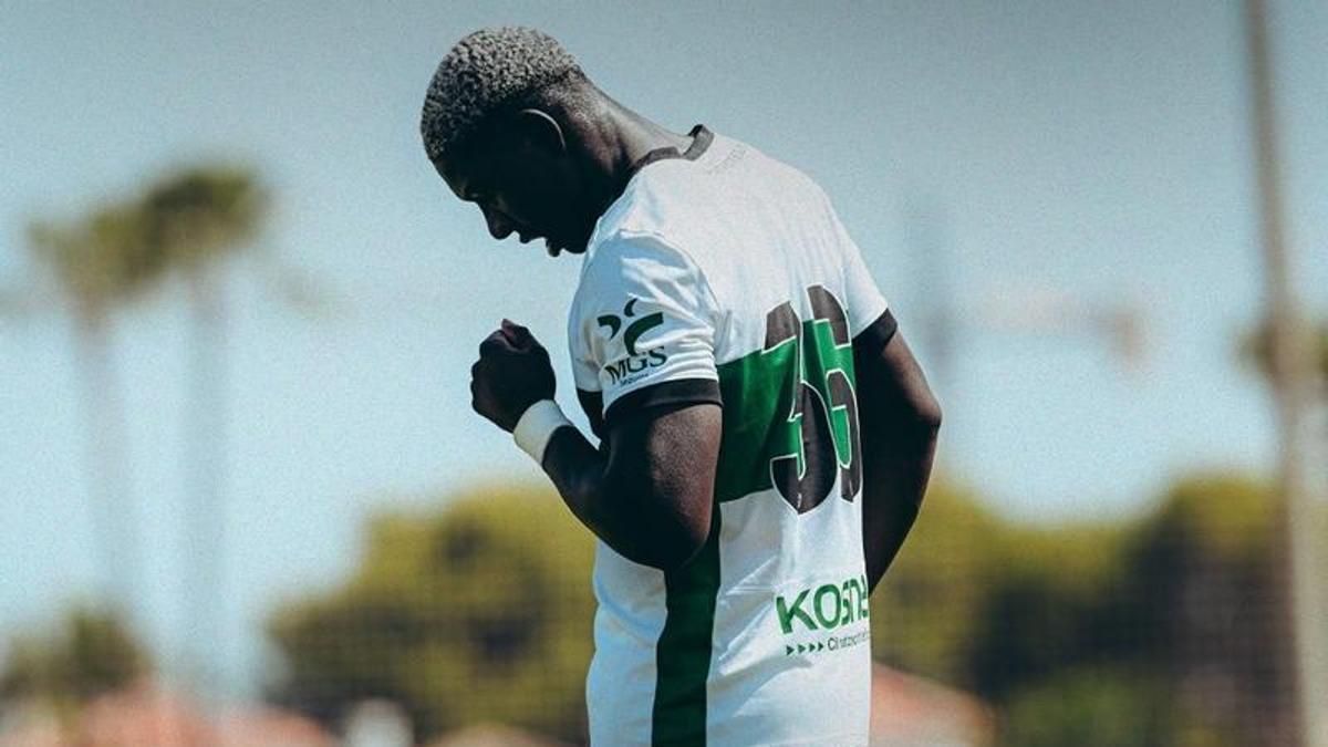 Umaru celebra uno de los goles marcados al Córdoba