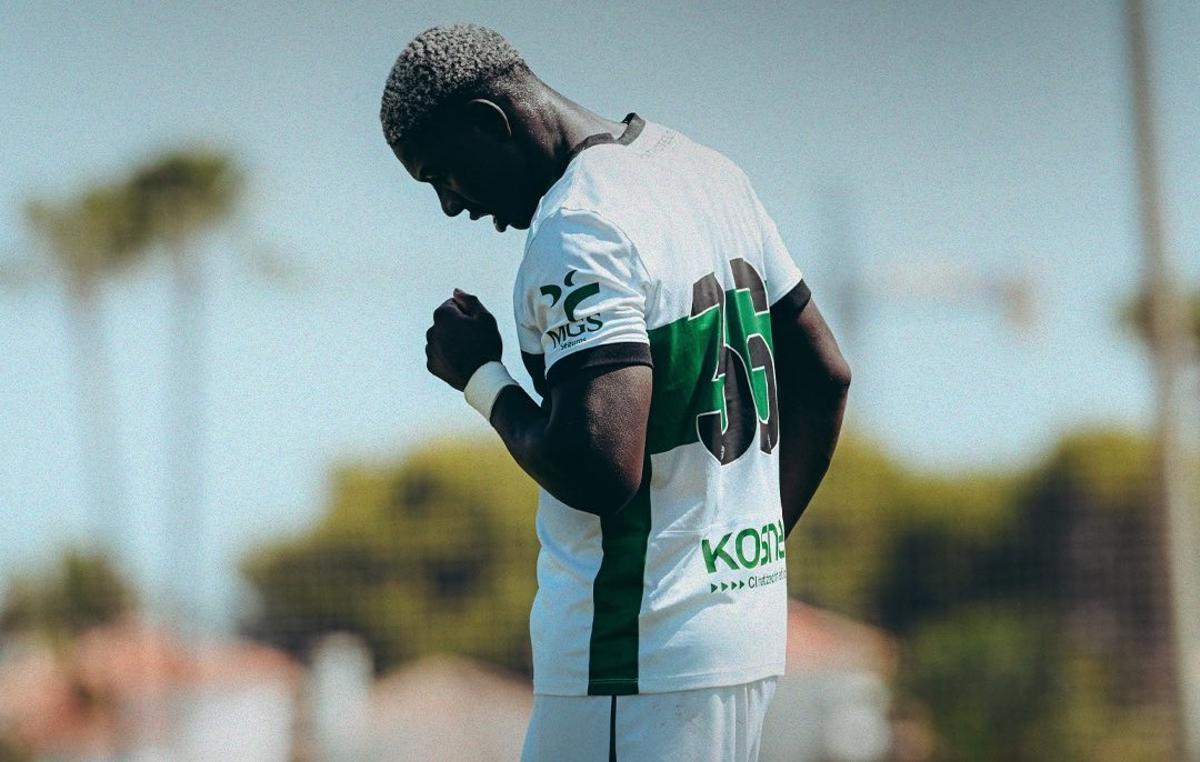 Umaru celebra uno de los goles marcados al Córdoba