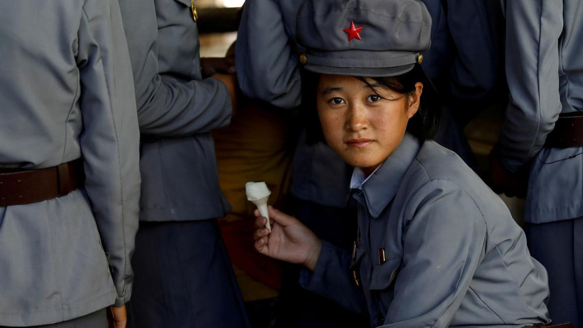 Una joven soldado norcoreana se come un helado durante una visita en el zoo de Pyongyang, en una imagen de 2018.