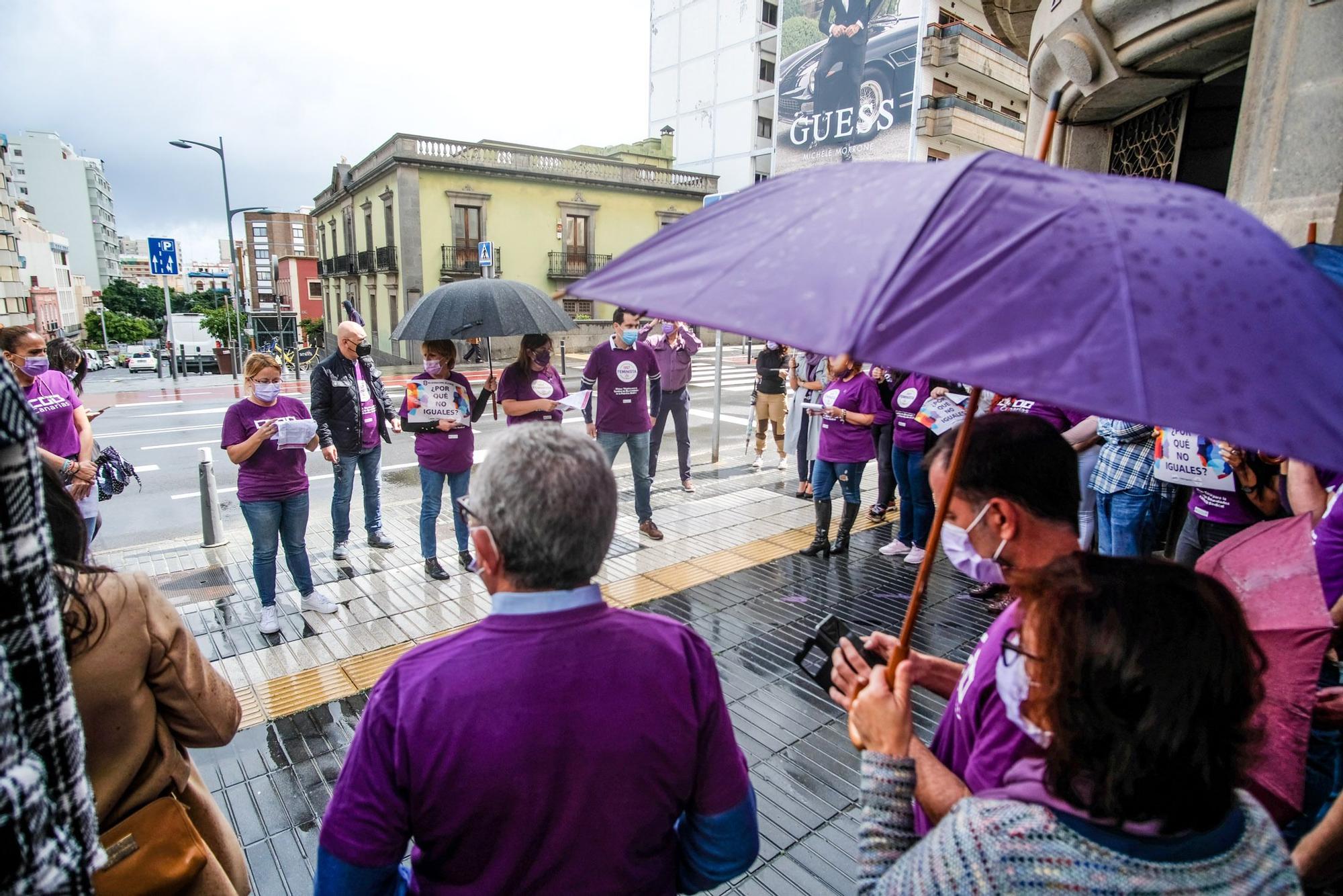 Una cadena humana viste de violeta la Avenida Marítima en el 8M