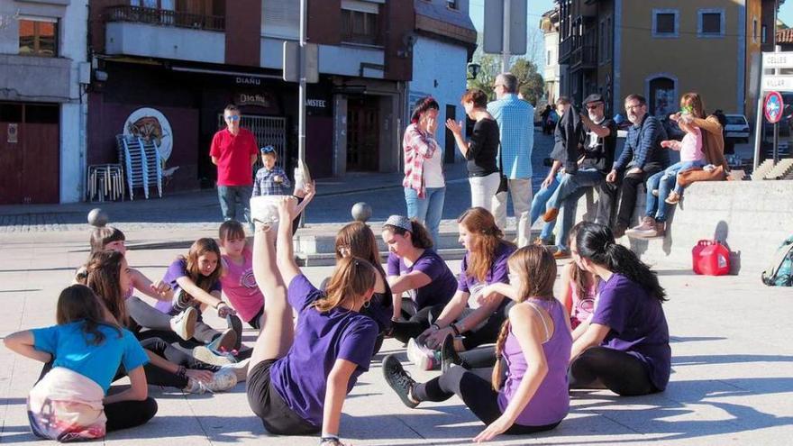 Amagüestu solidario y con ritmo en la plaza de Les Campes