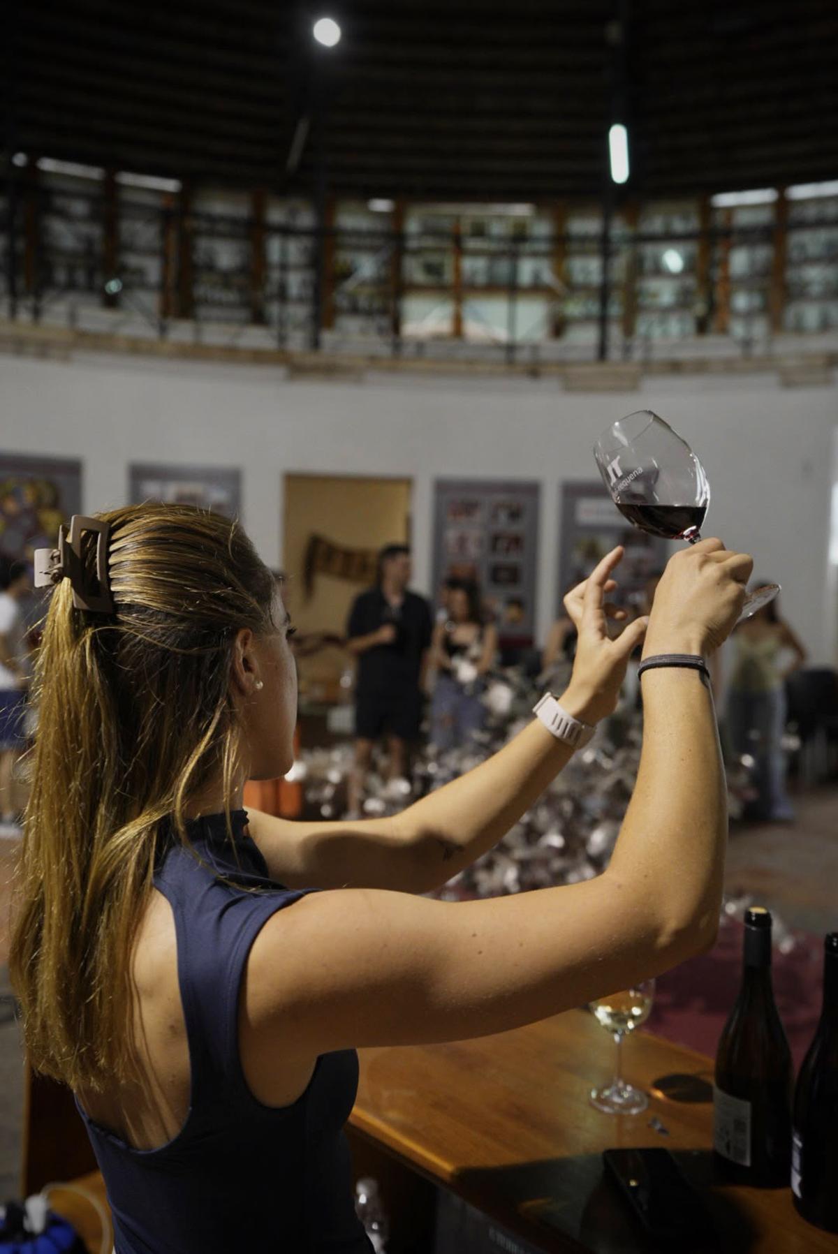 Detrás de cada botella hay esfuerzo, incertidumbre e inversión constante.