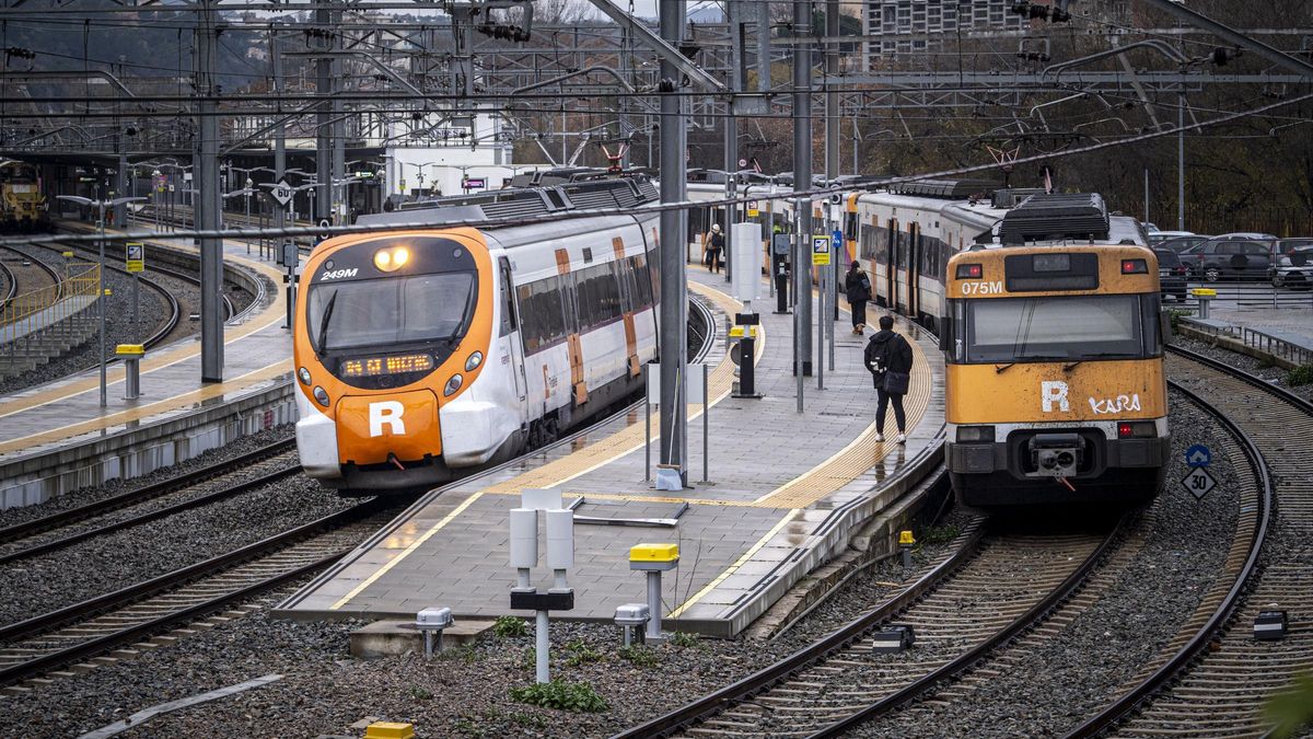 Trens i usuaris a les andanes de l'estació de Renfe de Manresa