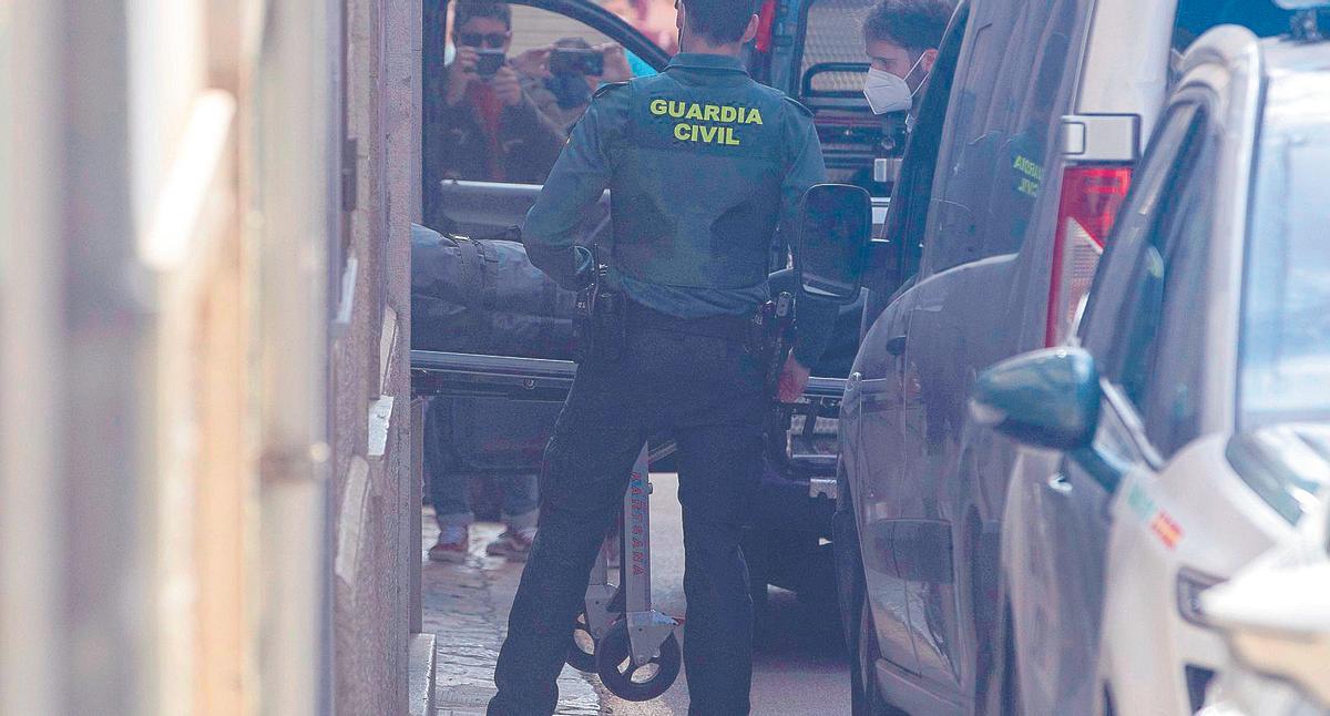La Guardia Civil retira el cadáver de la casa de la víctima de 79 años.