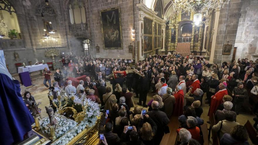 Cientos de personas asisten al davallament de la Sang