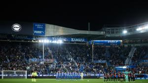 Minuto de silencio por las víctimas de la DANA en el Alavés-Girona de este viernes.