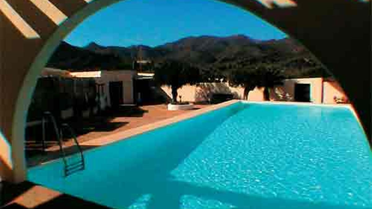 El Cortijo El Sotillo en medio del paisaje lunar de Cabo de Gata.