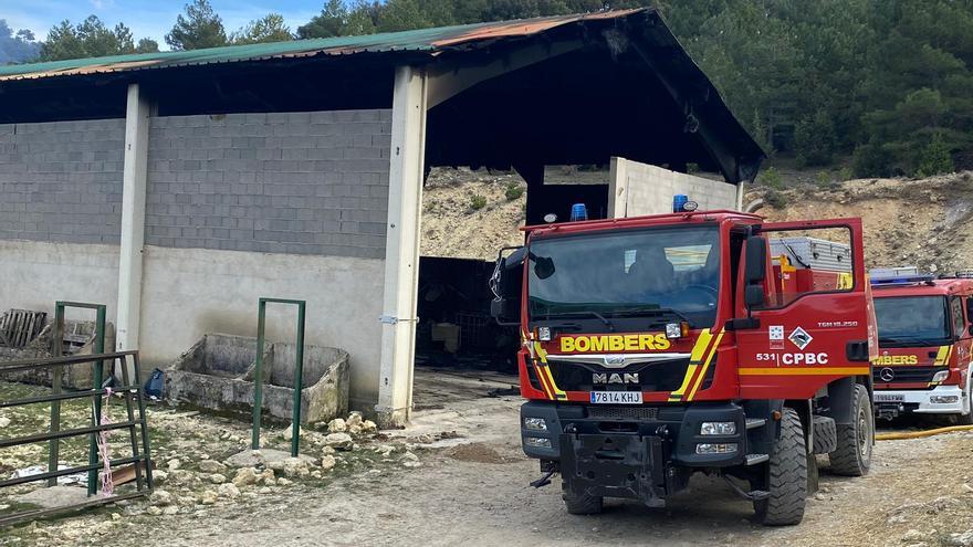 Alerta en Morella por el incendio en un almacén de paja
