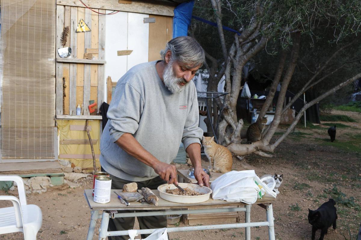 Javi lebt seit zwölf Jahren auf der Straße. Die Katzen in der Barrakensiedlung leisten ihm Gesellschaft.