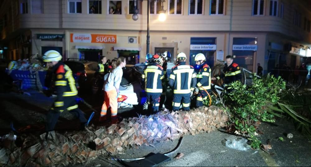 Los bomberos rescatan al conductor del turismo accidentado en la Gran Vía.