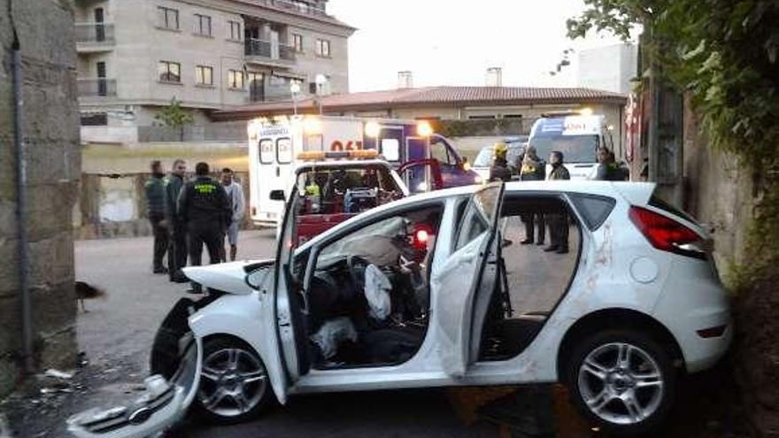 Seis jóvenes, heridos en Baiona tras chocar su coche contra una casa