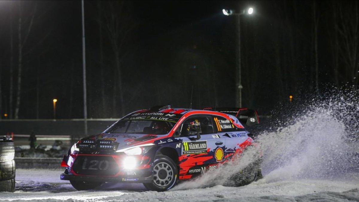 Neuville domina sobre la nieve de Suecia