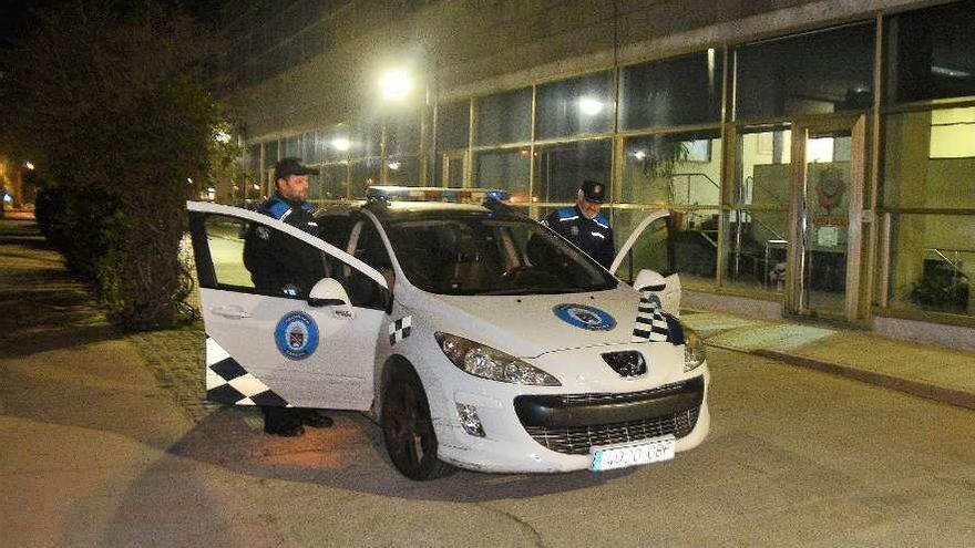 Agentes de la brigada nocturna de la Policía Local, frente a las dependencias de la Jefatura. // G.Núñez