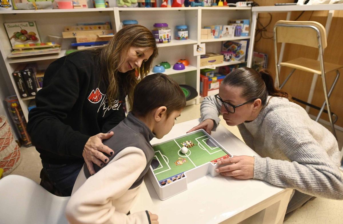 Miguel jugando con su
madre (a la dech.), con la
ayuda de Tania. 
|  Pablo Hernández Gamarra