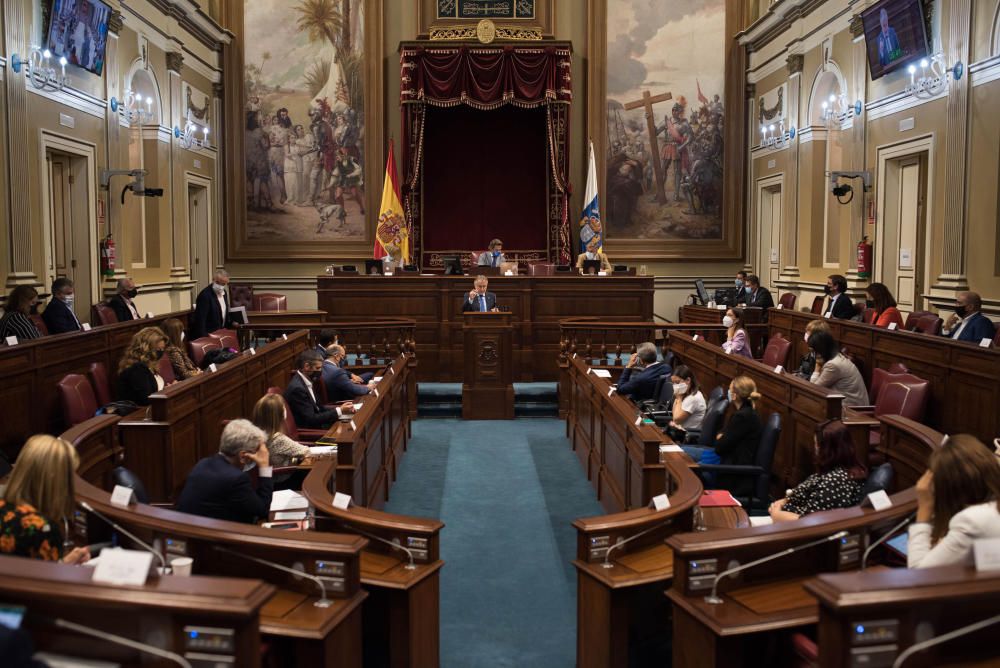 Pleno en el Parlamento de Canarias