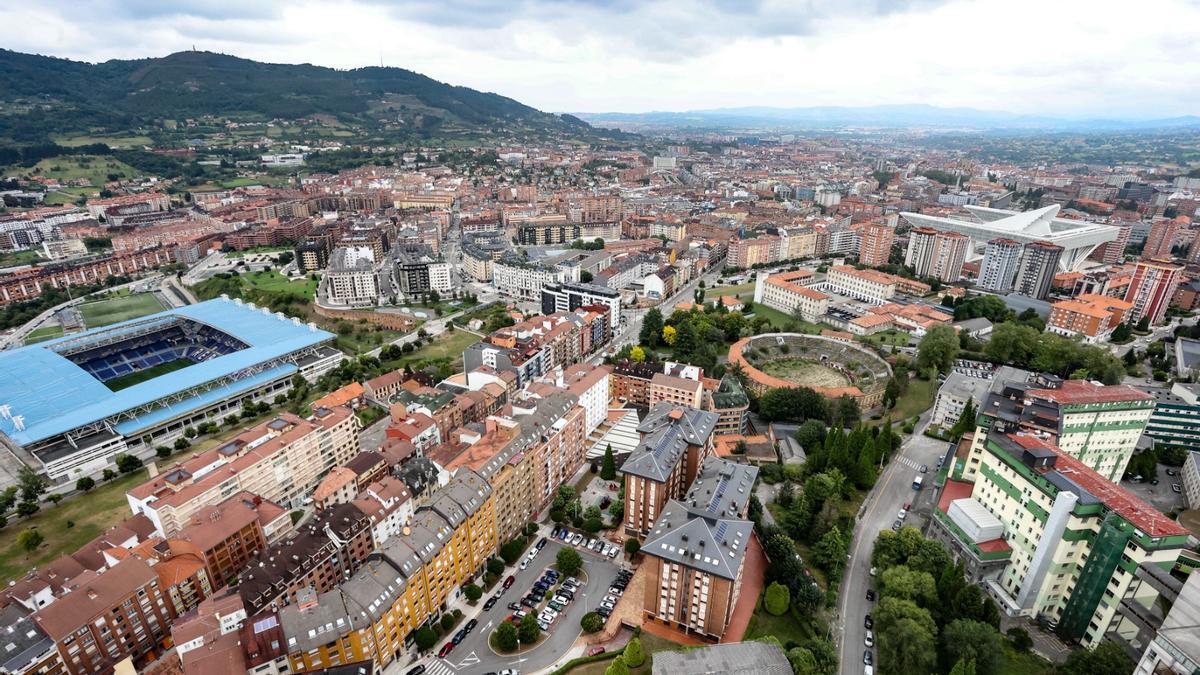 Imagen aérea de Oviedo, con el viejo HUCA y la plaza de toros a la derecha, y el campo de fútbol Carlos Tartiere a la izquierda.