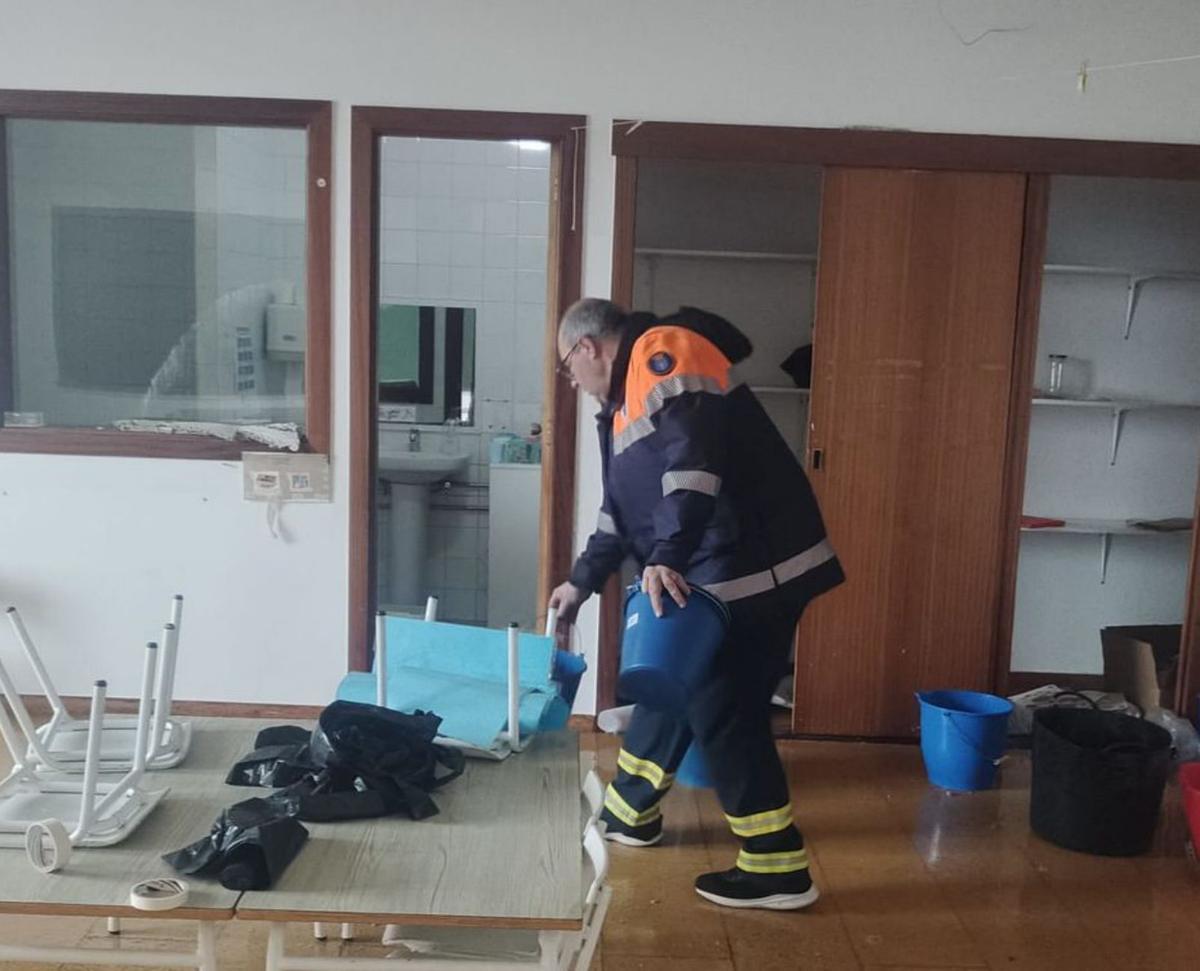 Un miembro de Protección Civil, en un aula inundada. | FdV