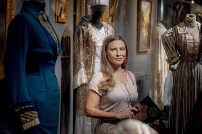 De paseo por el Victoria Museum de Barcelona: más de mil piezas entre vestidos de época, corsés y accesorios dignos de 'La edad dorada'