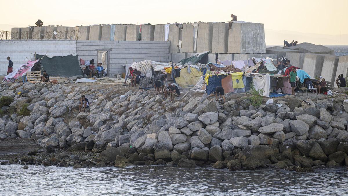 CRISIS CEUTA | Un sargento herido y cuatro marroquíes detenidos tras un «ataque» a militares en Ceuta