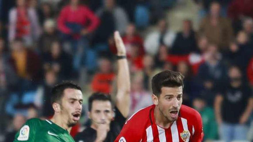 Santana y Juan Carlos, durante el partido.