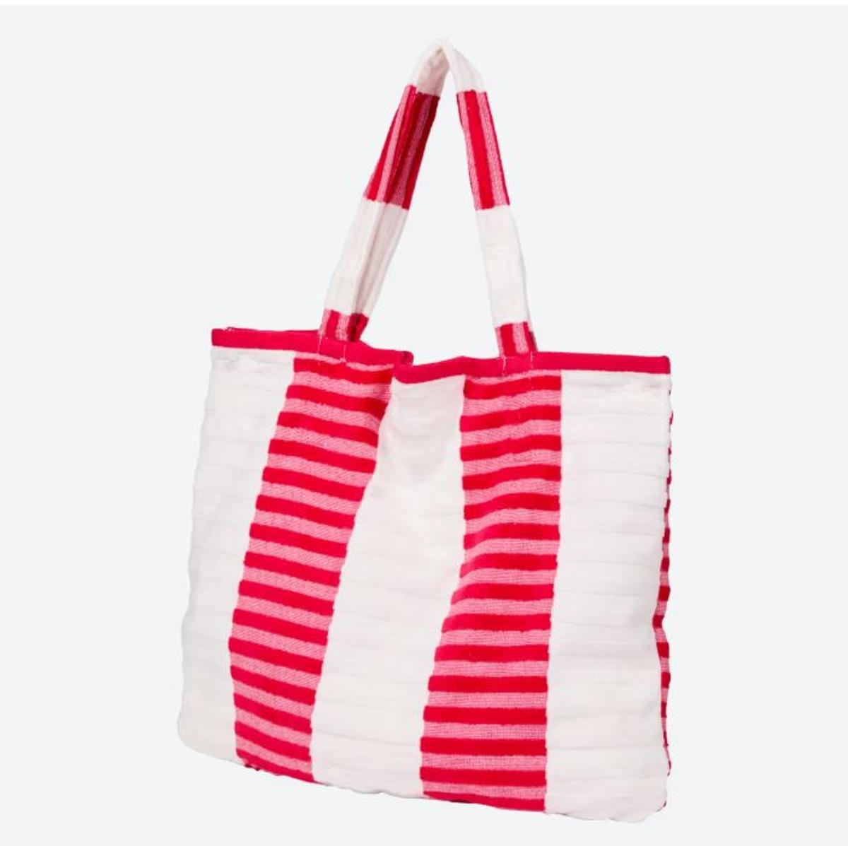 Mañana se esperan colas kilométricas en Action para conseguir la bolsa de viaje que se convierte en toalla más barata del mercado: por solo 7,99 un 2 en 1