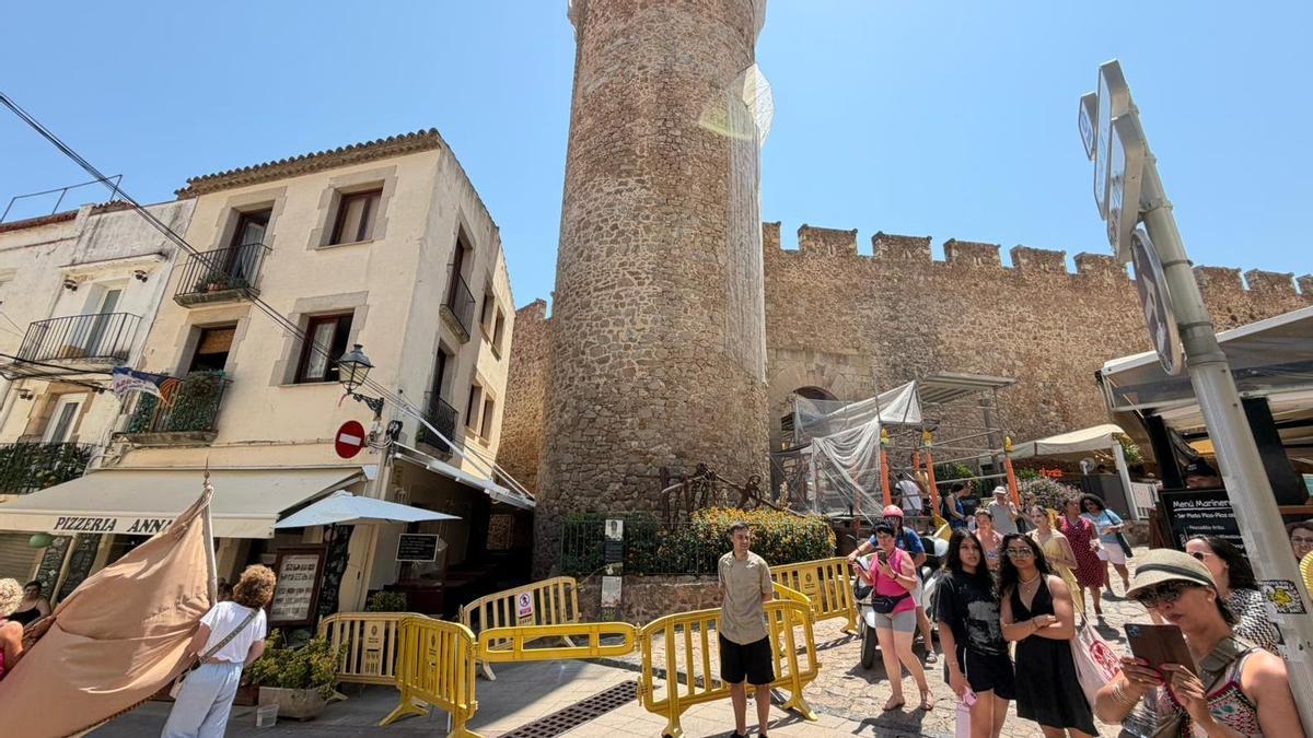 La Torre de Ses Hores amb un perímetre de seguretat i terrasses tancades.