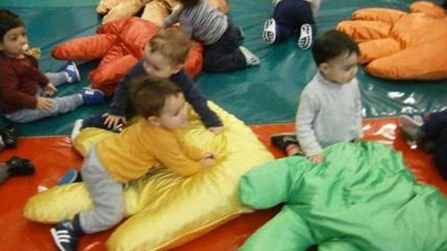 Niños juegan con manos en la EIM Carricanta.