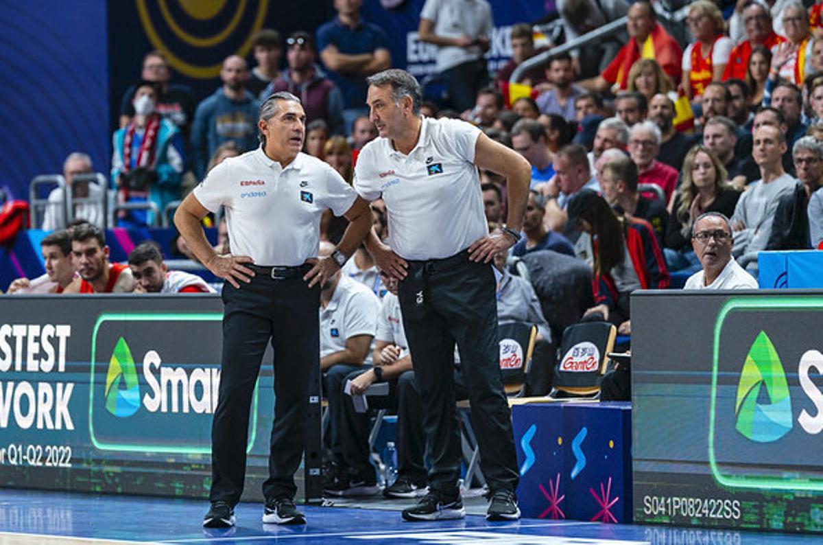 Scariolo y Guil intercambian opiniones durante un partido del Eurobasket