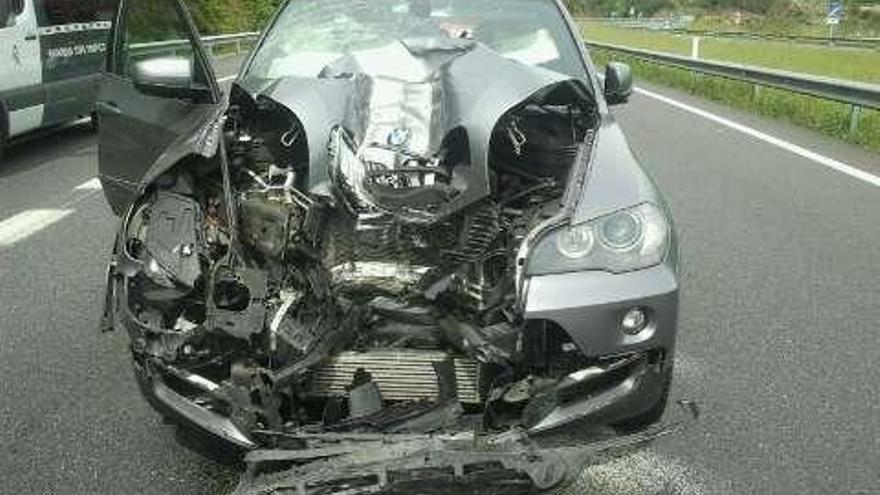 El frontal del turismo quedó destrozado.  // Faro