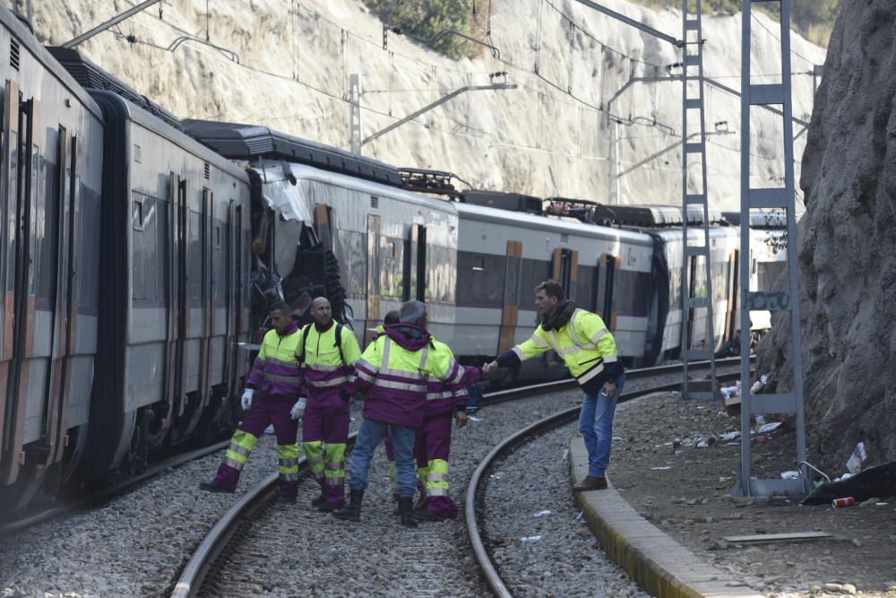 L'endemà de l'accident: fotos dels dos trens i dels treballs dels operaris