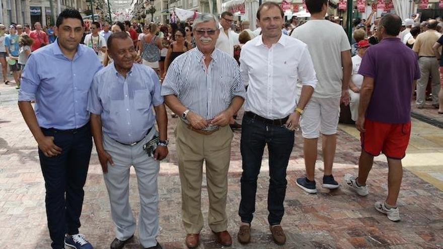 Una comitiva del Málaga CF se dio una vuelta por la Feria malagueña. Liderados por Francisco Martín Aguilar y por Abdullah Ben Barek, también acudieron a la tradicional tourné el director deportivo, Francesc Arnau; y el miembro del Área Social de la Fundación MCF, Sebastián Fernández Reyes, ´Basti´. El club blanquiazul estuvo presente en uno de los eventos más representativos de la sociedad malagueña.