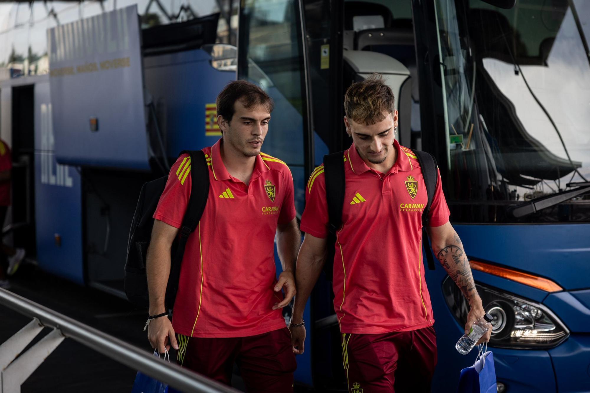 EN IMÁGENES | El Real Zaragoza pone rumbo a Tetuán para después viajar a Ceuta en autobús