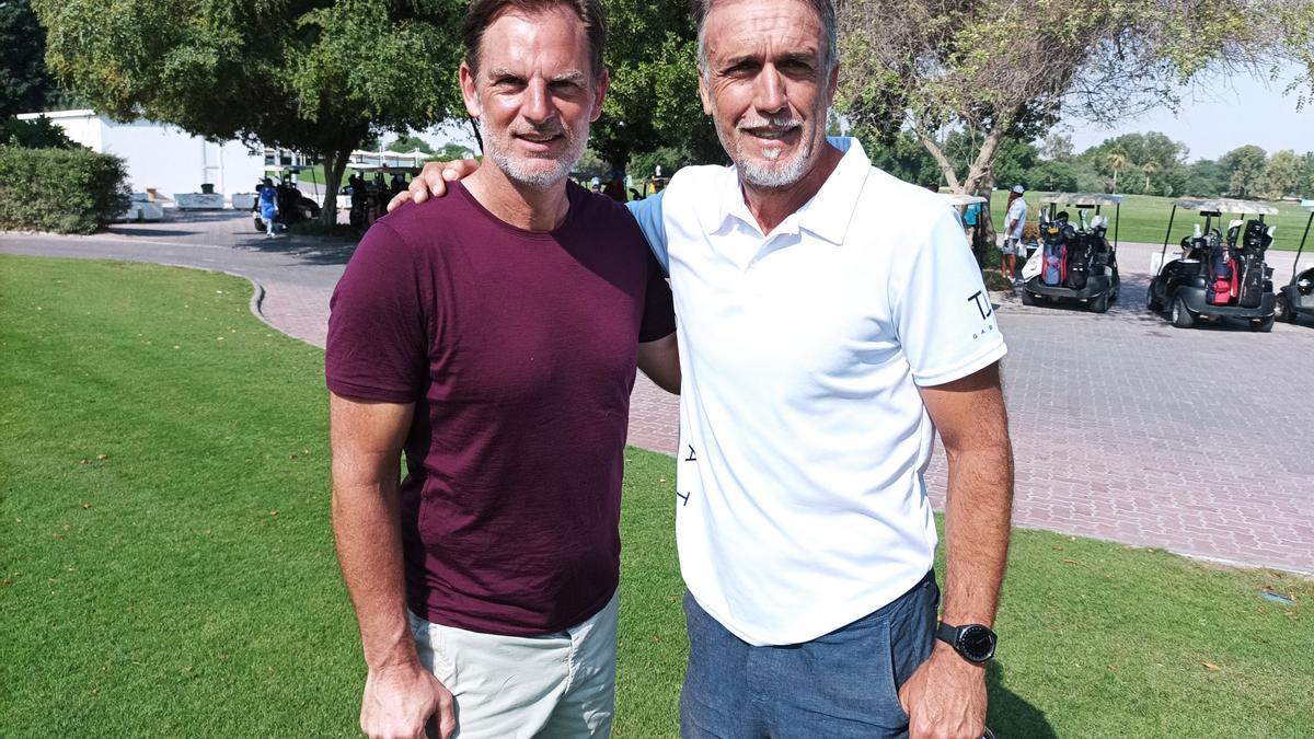 Ronald de Boer y Batistuta, en el Doha Club Golf antes de participar en un torneo.