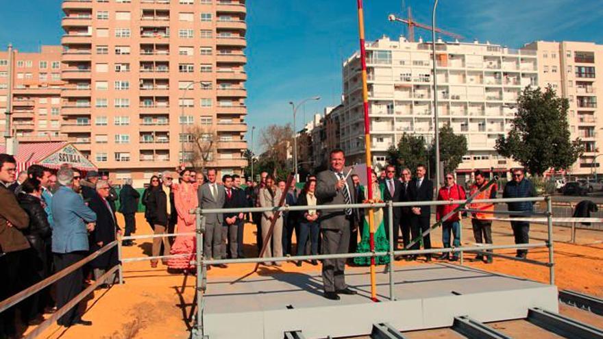 Colocación del primer tubo de la portada de la Feria de Abril de Sevilla.