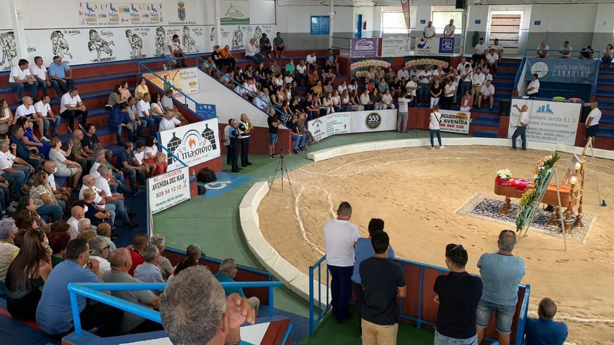 El terrero de Morro Jable acogió una gran entrada para despedir al mítico luchador José Viera ‘El Faro’. | | MÍRAME TELEVISIÓN