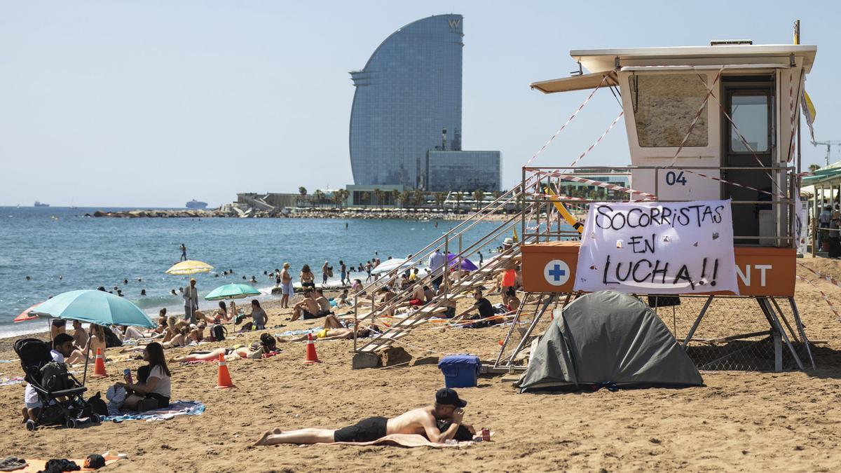 Preocupació per la vaga de socorristes a la platja: «Ens estan posant en risc»