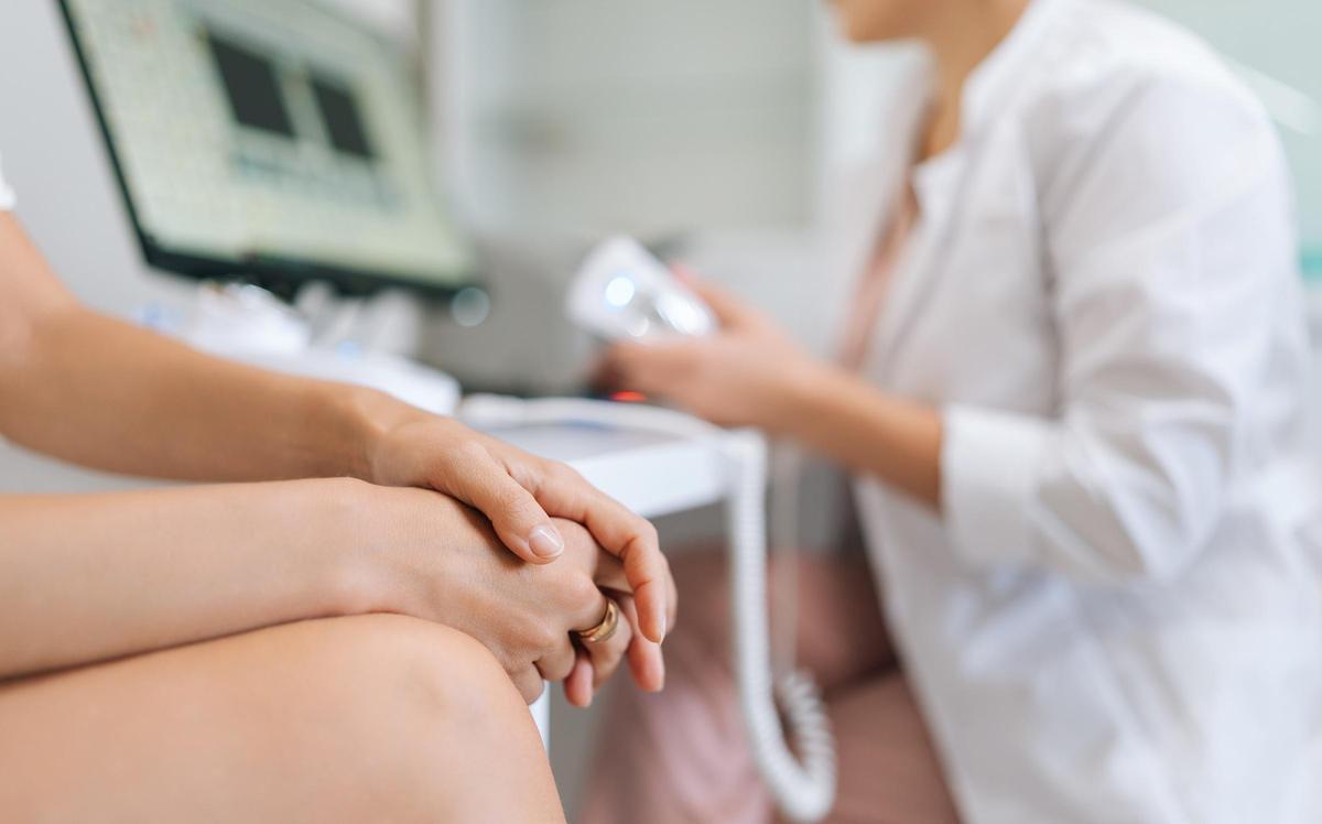 El diagnóstico suele iniciarse con una ecografía transvaginal y análisis de marcadores tumorales como el CA-125.