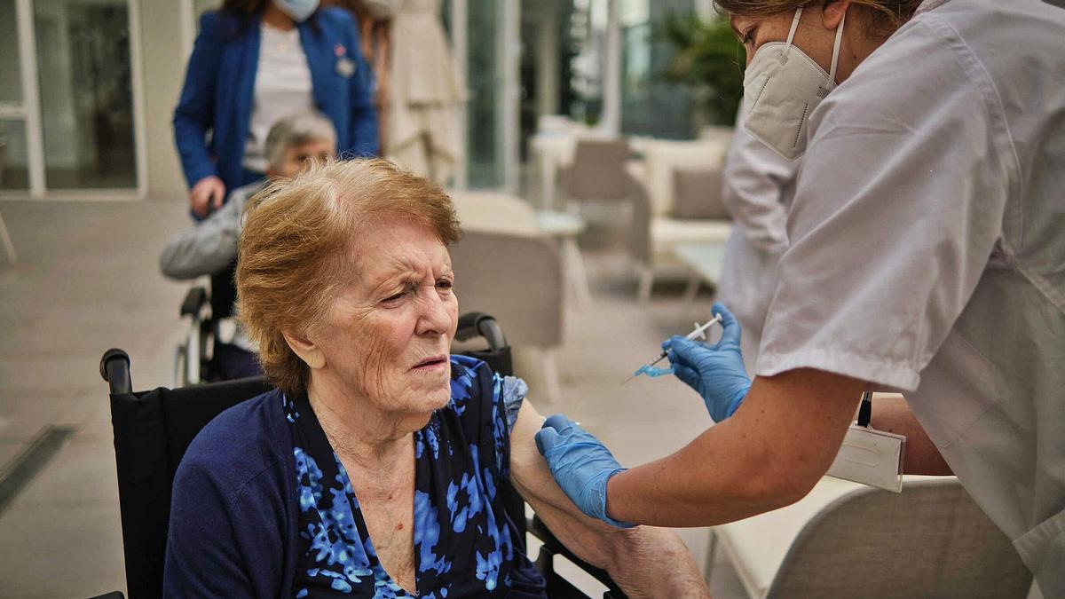 Una mujer recibe la primera dosis de la vacuna contra la Covid-19 en una residencia de Santa Cruz.