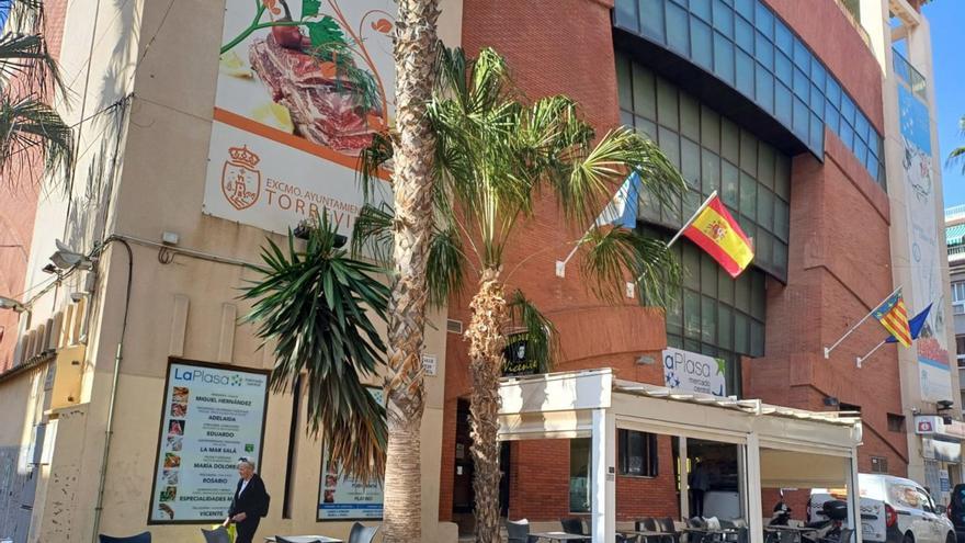 Fachada principal del edificio de «La Plasa» en el centro de Torrevieja, en una imagen de ayer.  | D.PAMIES