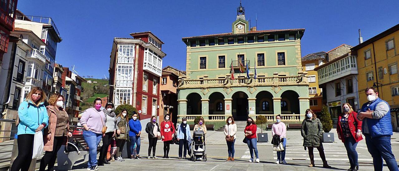 Vecinos de Tineo afectados por la falta de pediatra, ayer, en la plaza del Ayuntamiento. | D. Á.