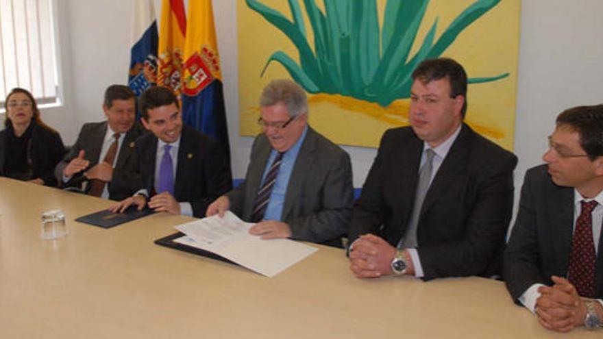 Rosa Rodríguez (izq.), Lucas y José Miguel  Bravo de Laguna, Antonio Ortega, y Francisco Atta, ayer, en la firma del plan de inversiones. i ACFI PRESS