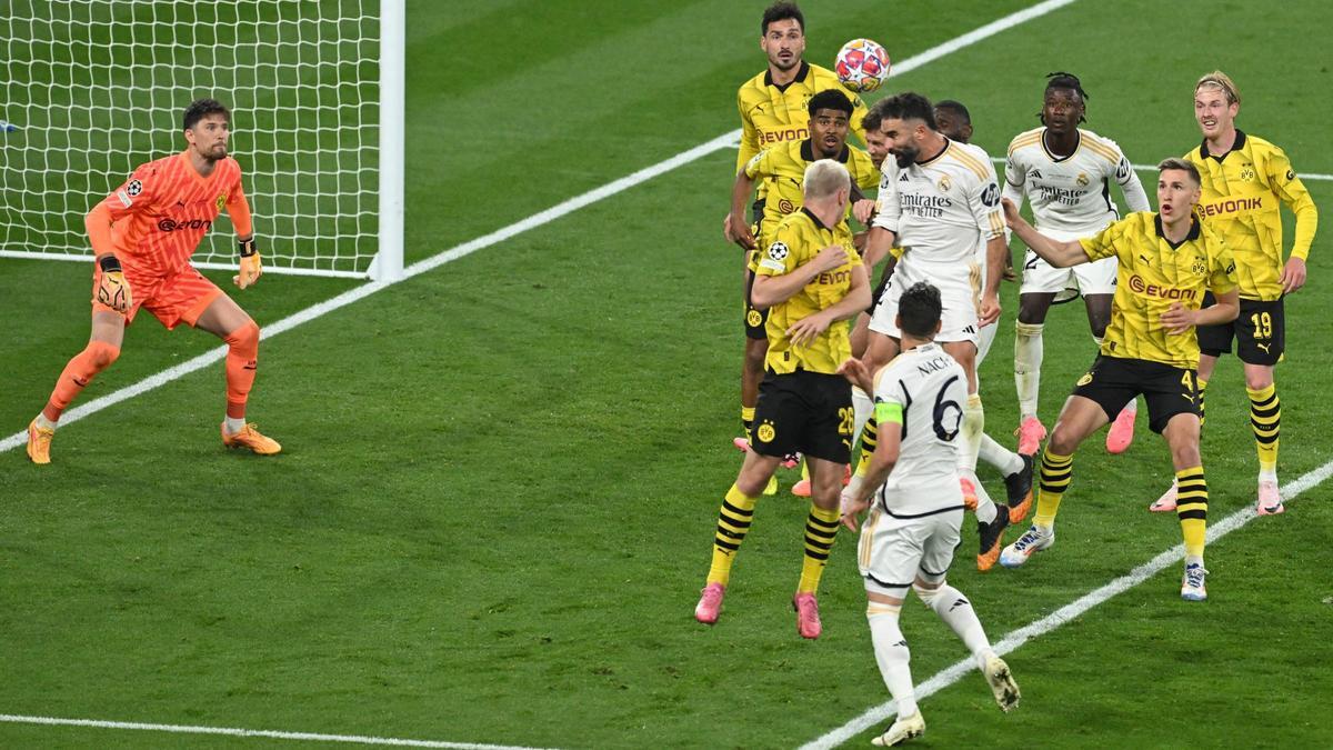 Dani Carvajal se adelanta a la defensa del Dortmund para marcar el 0-1 del Madrid en Wembley.