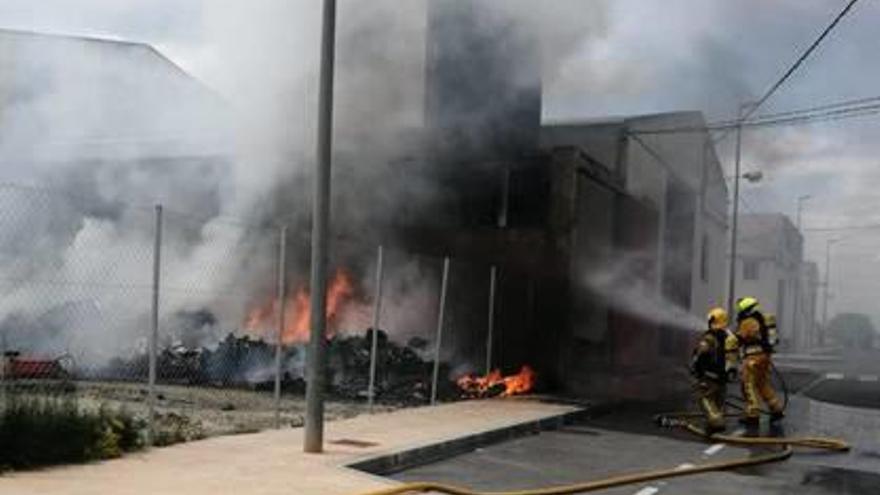 Los bomberos durante las tareas de extinción del incendio declarado en una empresa hortofrutícola de Almoradí -izquierda- y en el que afectó a una nave en Dénia.