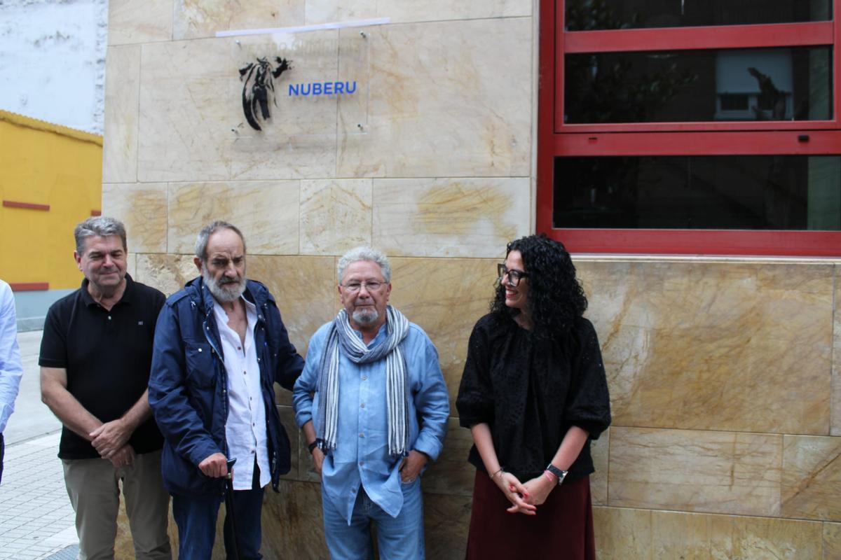 José Ramón Martín Ardines, Chus Pedro, Manolo Peñayos y Vanesa Gutiérrez, ante la placa que bautiza como "Nuberu" al teatro municipal.