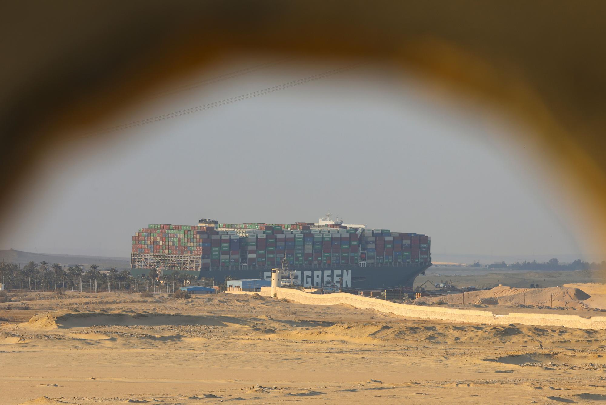 El canal de Suez, bloqueado por un carguero