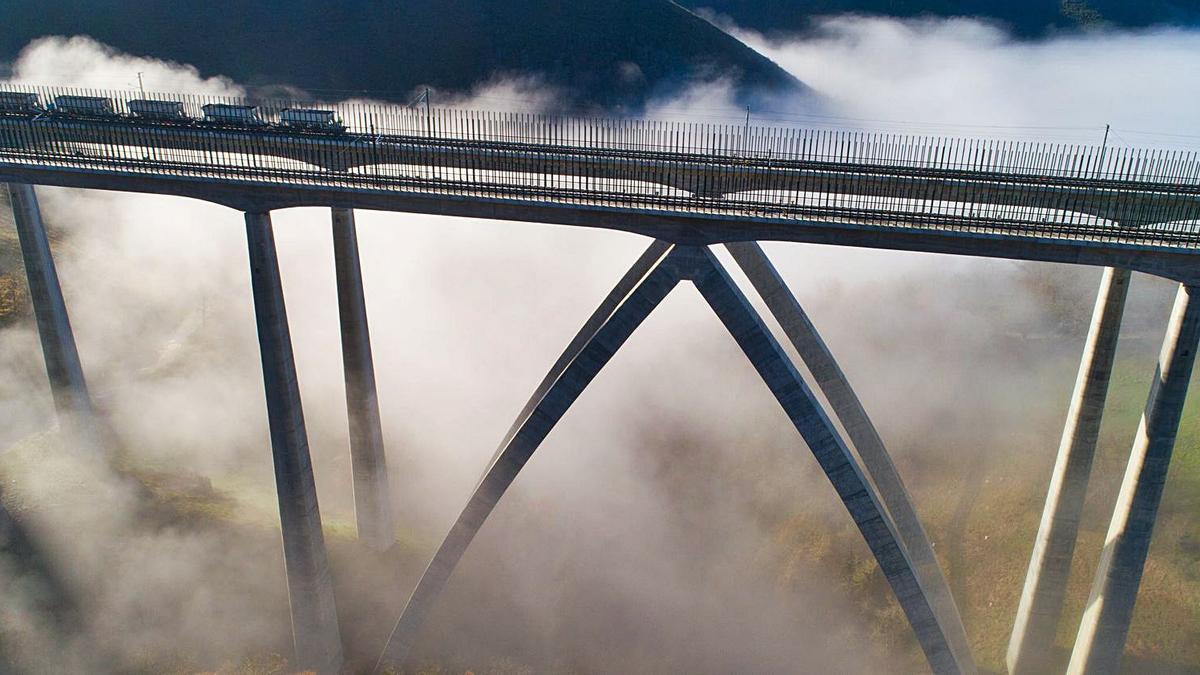 Pruebas de niebla y carga en el viaducto de As Teixeiras, con un tren de mercancías para analizar la resistencia estructural.  | // FDV